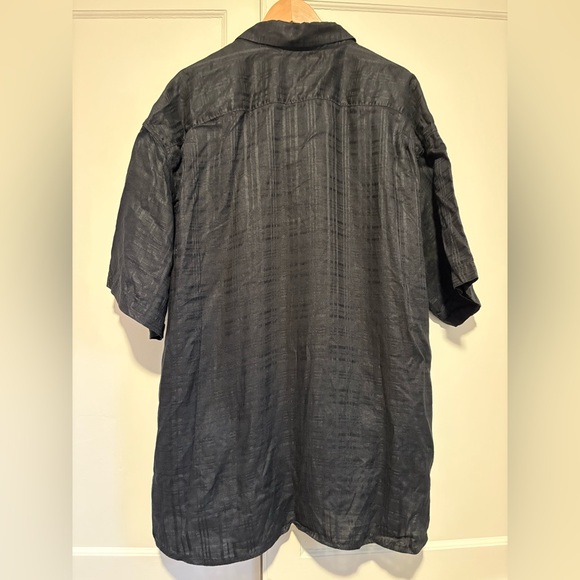 Men’s Tommy Bahama Black Textured Linen Short Sleeve Button Up - Picture 2 of 4